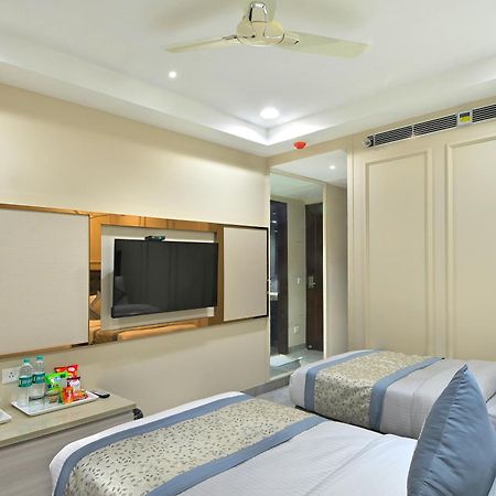 Hotel Sapphire House - 3 Mins Walk From Metro And 5 Mins From Rail Station Új-Delhi Kültér fotó