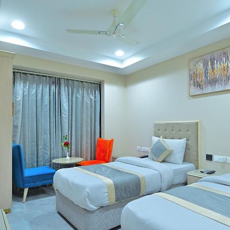 Hotel Sapphire House - 3 Mins Walk From Metro And 5 Mins From Rail Station Új-Delhi Kültér fotó
