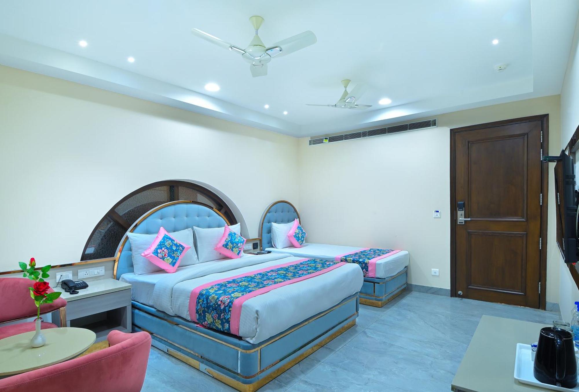 Hotel Sapphire House - 3 Mins Walk From Metro And 5 Mins From Rail Station Új-Delhi Kültér fotó