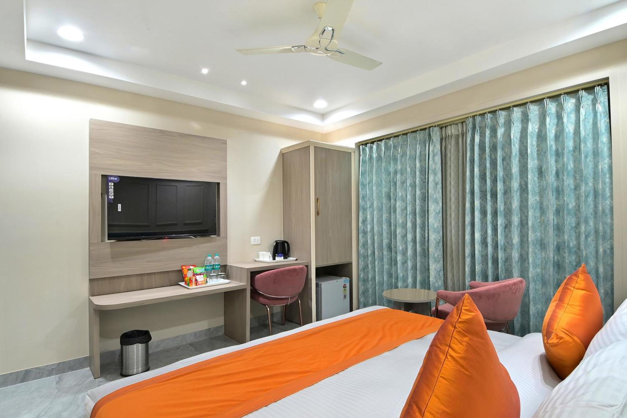 Hotel Sapphire House - 3 Mins Walk From Metro And 5 Mins From Rail Station Új-Delhi Kültér fotó