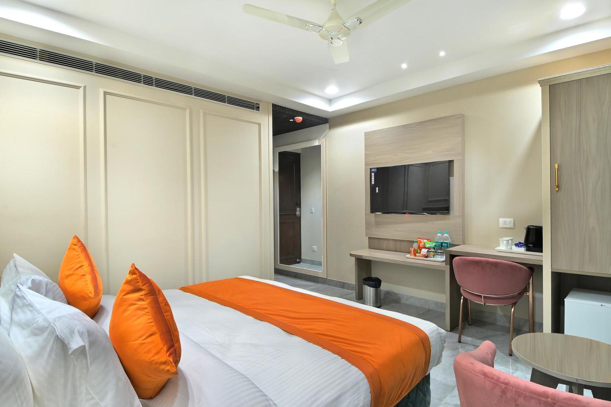 Hotel Sapphire House - 3 Mins Walk From Metro And 5 Mins From Rail Station Új-Delhi Kültér fotó