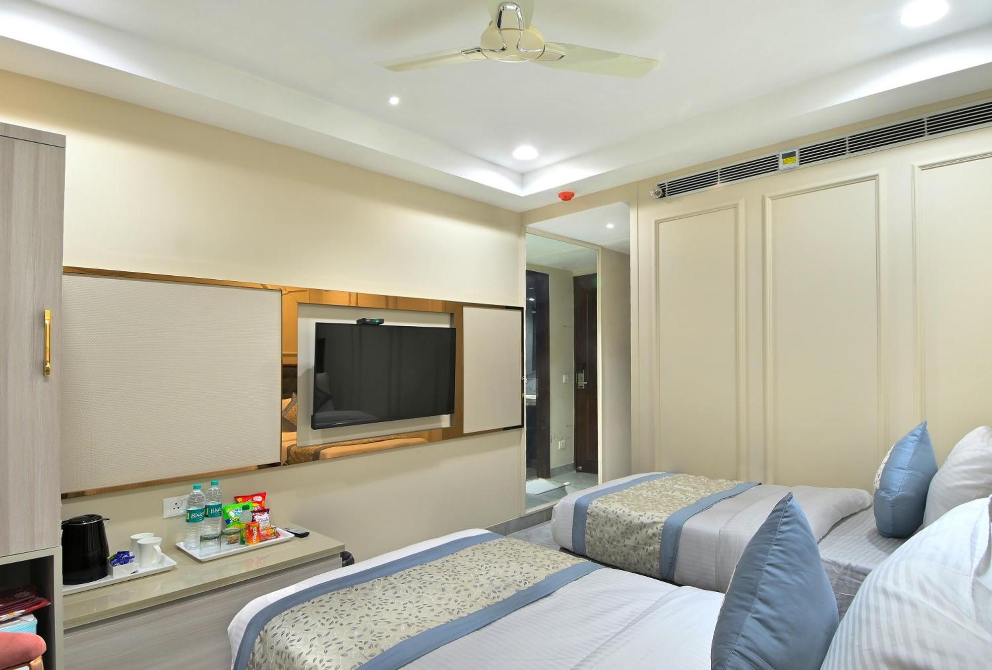 Hotel Sapphire House - 3 Mins Walk From Metro And 5 Mins From Rail Station Új-Delhi Kültér fotó