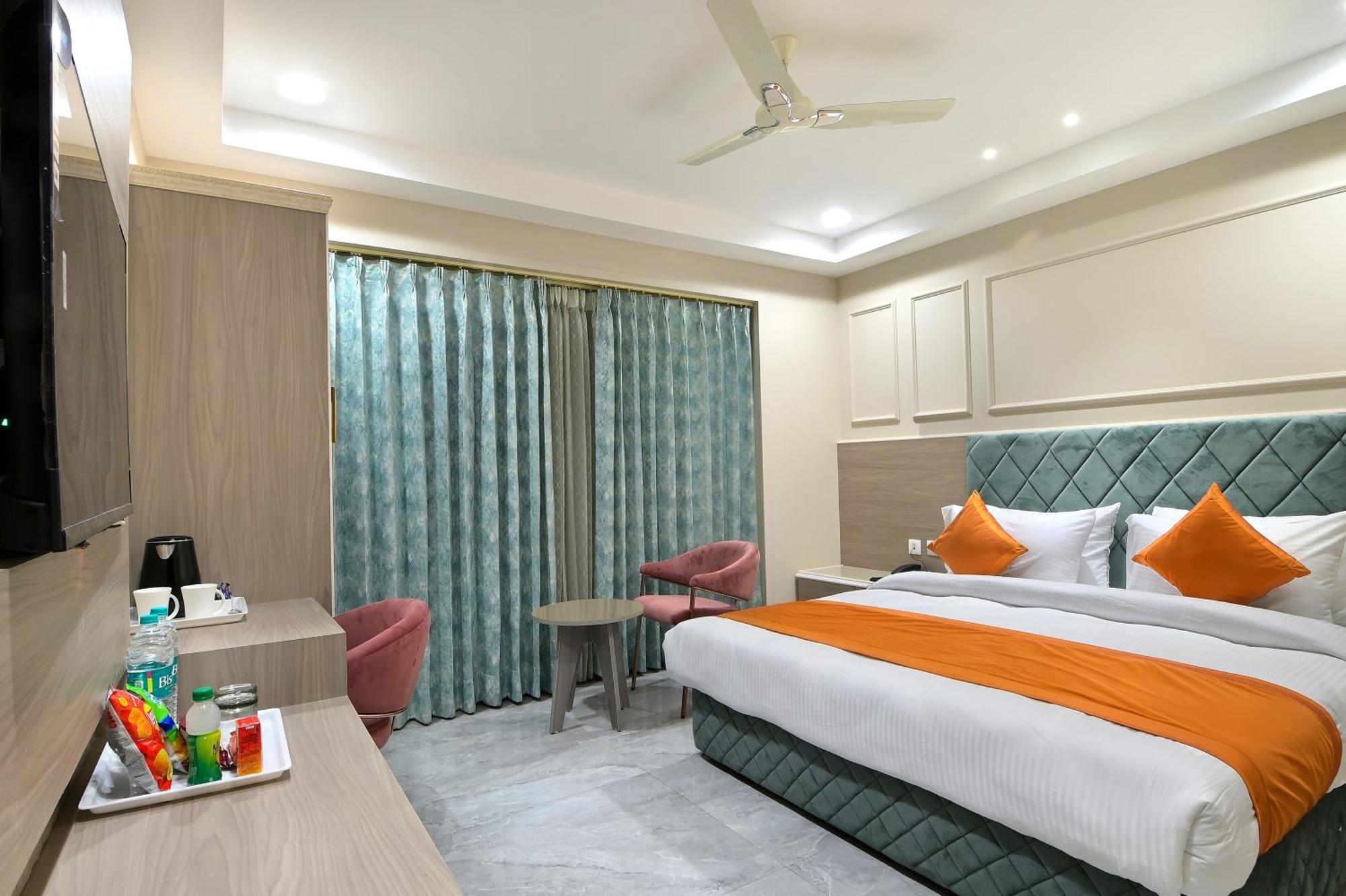 Hotel Sapphire House - 3 Mins Walk From Metro And 5 Mins From Rail Station Új-Delhi Kültér fotó