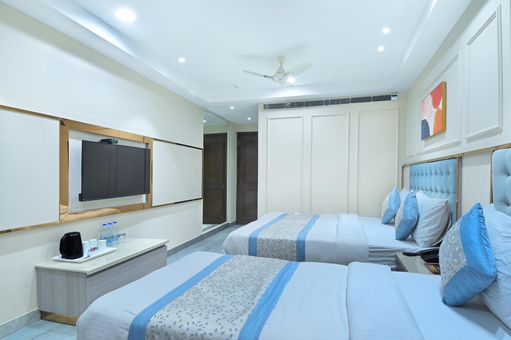 Hotel Sapphire House - 3 Mins Walk From Metro And 5 Mins From Rail Station Új-Delhi Kültér fotó