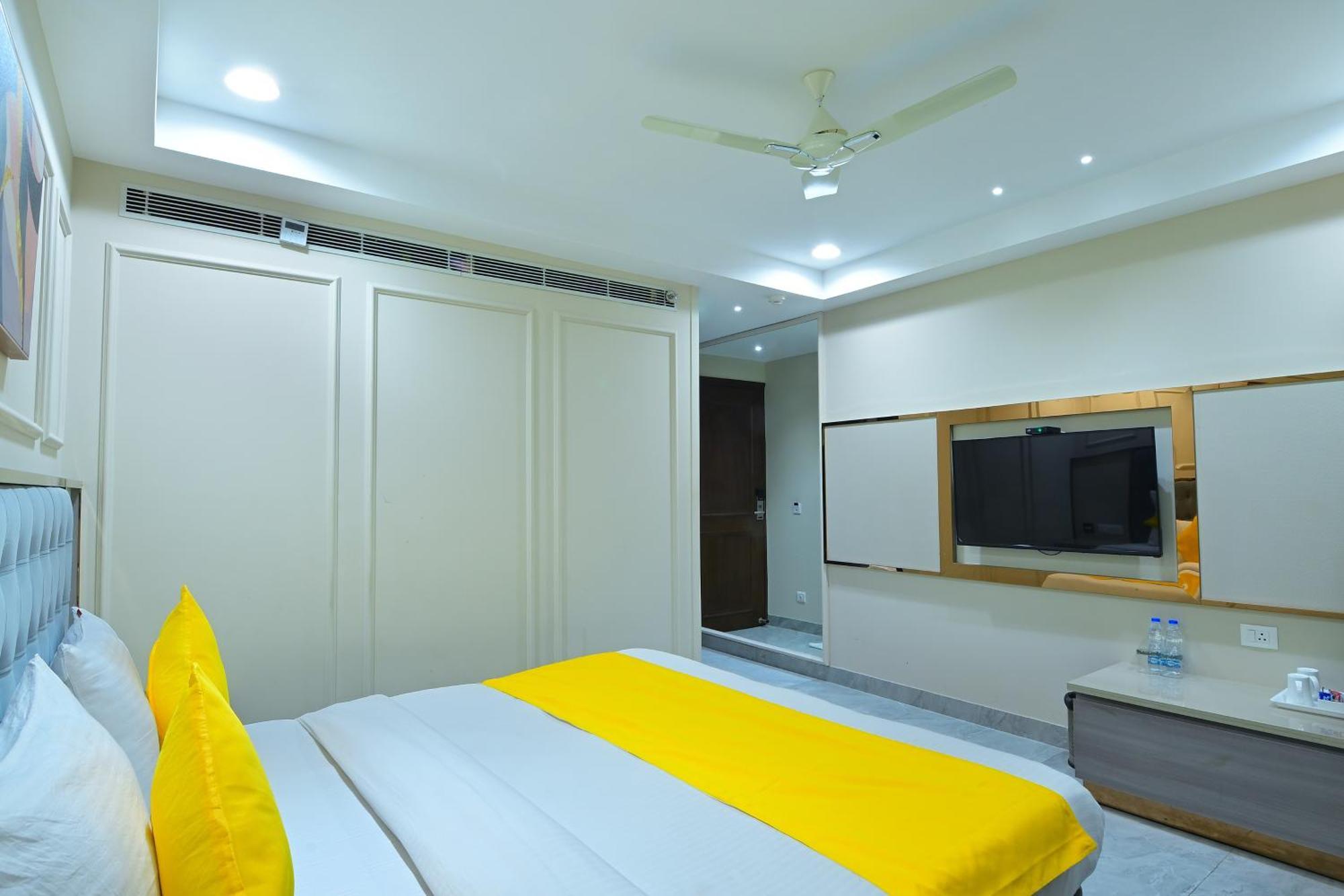 Hotel Sapphire House - 3 Mins Walk From Metro And 5 Mins From Rail Station Új-Delhi Kültér fotó
