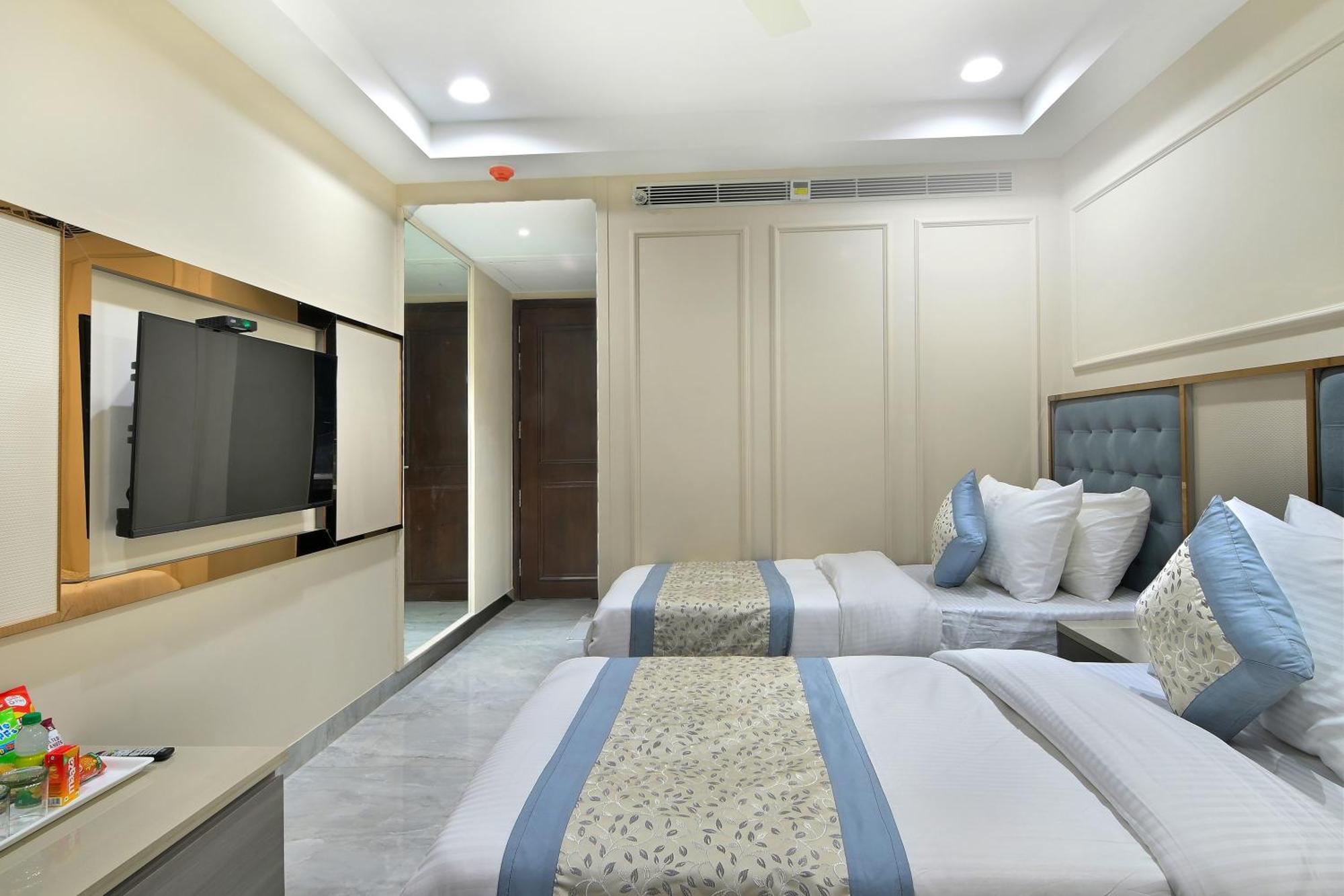 Hotel Sapphire House - 3 Mins Walk From Metro And 5 Mins From Rail Station Új-Delhi Kültér fotó