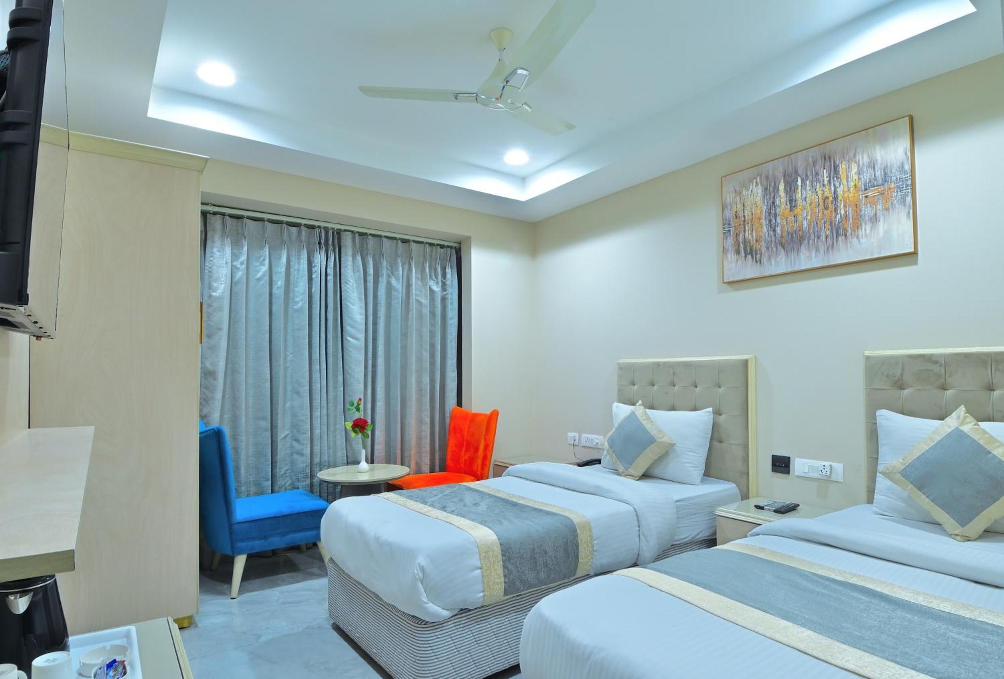 Hotel Sapphire House - 3 Mins Walk From Metro And 5 Mins From Rail Station Új-Delhi Kültér fotó