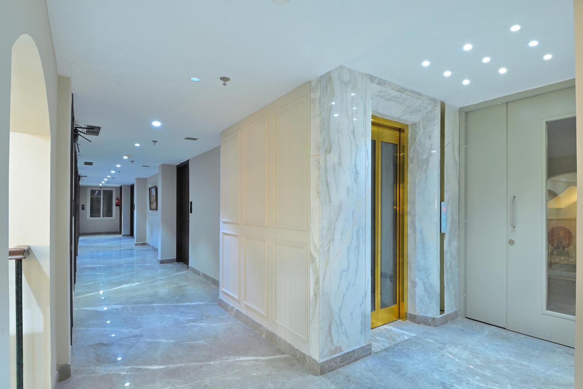 Hotel Sapphire House - 3 Mins Walk From Metro And 5 Mins From Rail Station Új-Delhi Kültér fotó