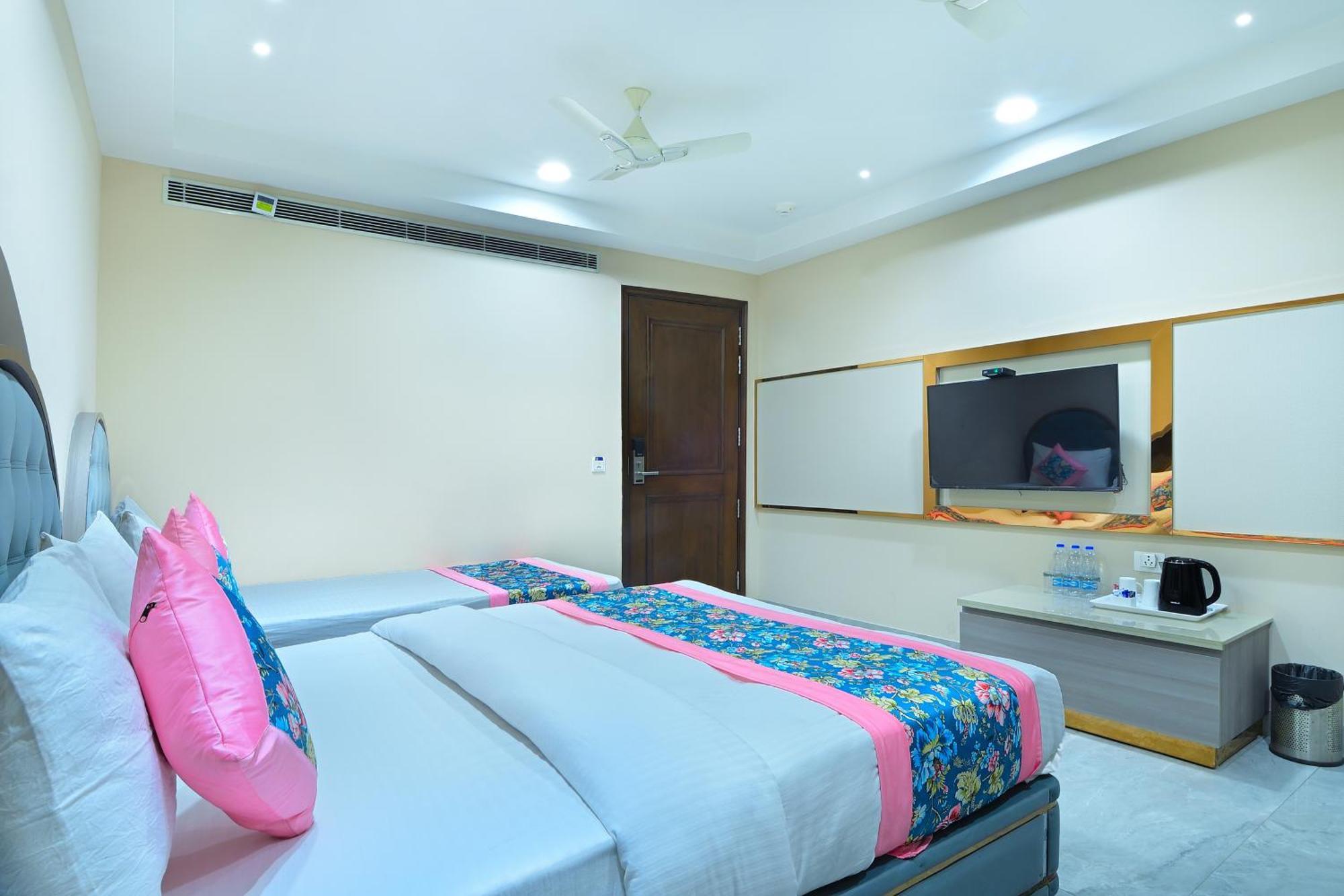 Hotel Sapphire House - 3 Mins Walk From Metro And 5 Mins From Rail Station Új-Delhi Kültér fotó