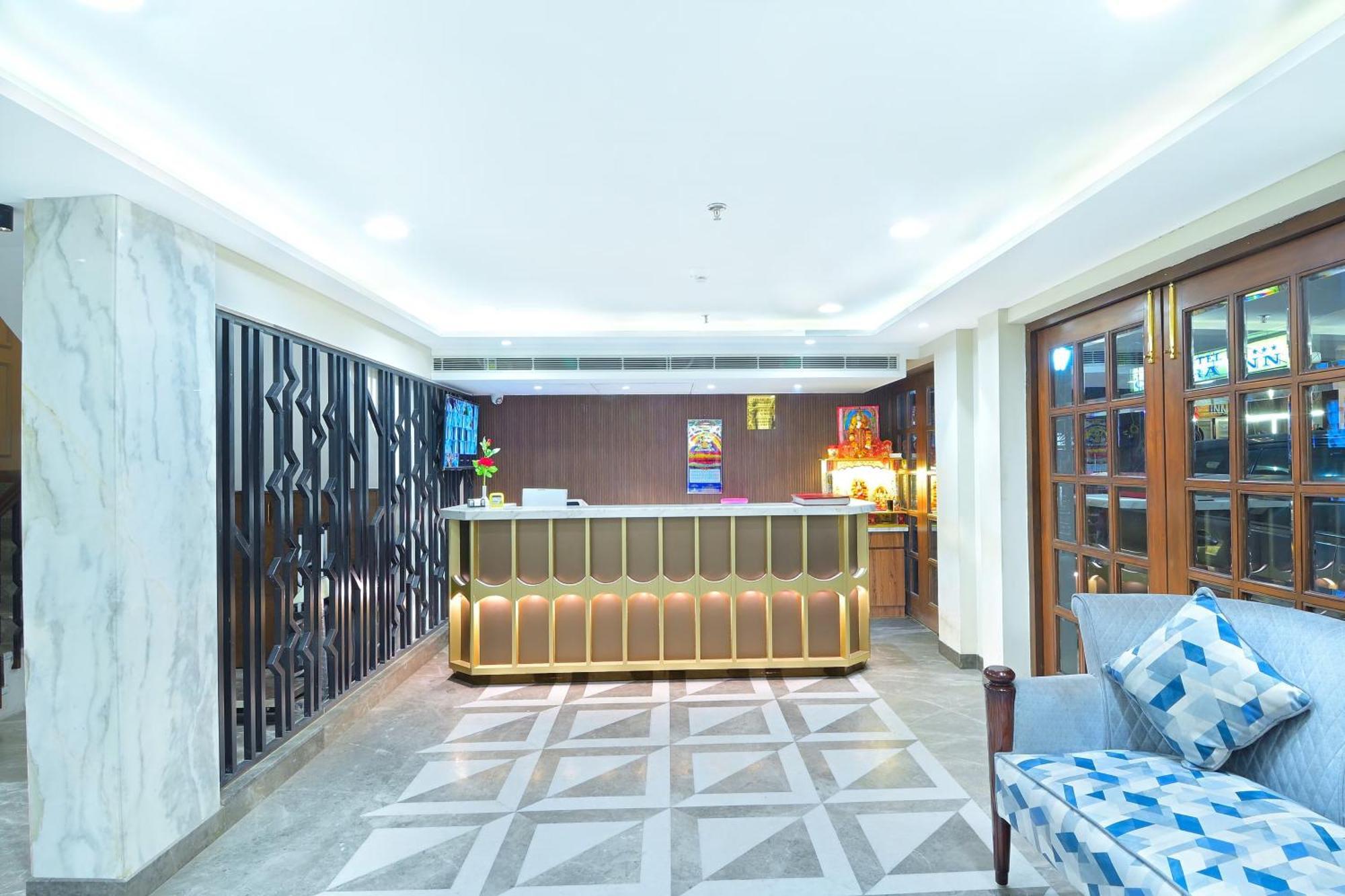 Hotel Sapphire House - 3 Mins Walk From Metro And 5 Mins From Rail Station Új-Delhi Kültér fotó