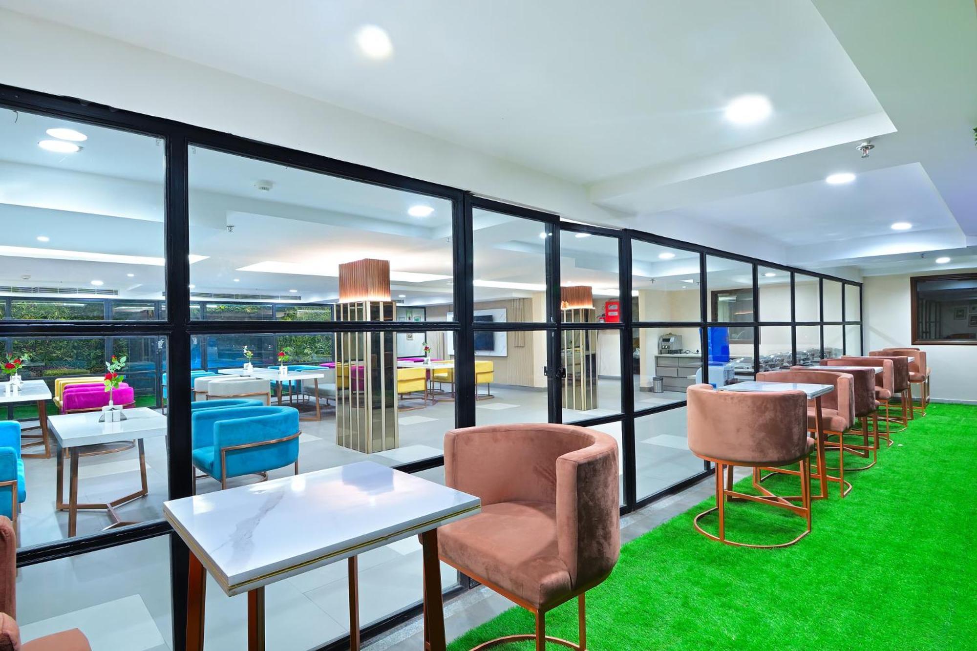 Hotel Sapphire House - 3 Mins Walk From Metro And 5 Mins From Rail Station Új-Delhi Kültér fotó